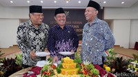 Ketua KY Aidul Fitriciada Azhari (tengah) memotong tumpeng didampingi Ketua MK Arief Hidayat (kiri) dan Ketua KPK Agus Rahardjo (kanan).