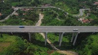 Pada seksi ini juga dibangun Jembatan Tuntang yang melewati gunung. Jika sedang berada pada jembatan ini, maka pemandangan di bawahnya terdapat sungai dan jalur rel kereta api yang masih aktif. (Dok. Jasa Marga)