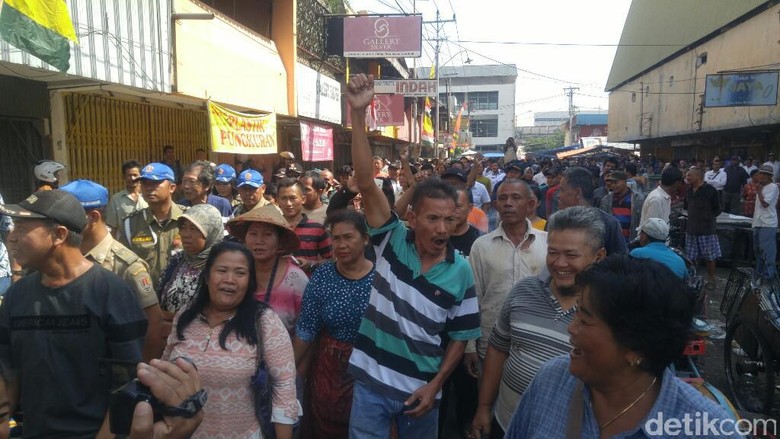 Shalawat dari Pedagang Iringi Eksekusi Pasar Kanjengan Semarang Shalawat dari Pedagang Iringi Eksekusi Pasar Kanjengan Semarang