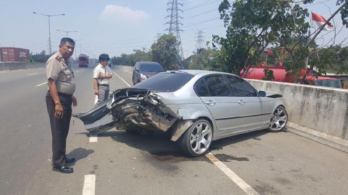 Kecelakaan di JORR, Bodi Belakang Sedan BMW Ringsek