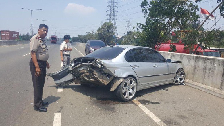 Kecelakaan di JORR, Bodi Belakang Sedan BMW Ringsek Kecelakaan di JORR, Bodi Belakang Sedan BMW Ringsek