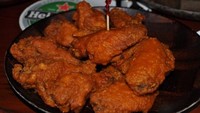 Hooters memang terkenal dengan pelayan seksinya. Tapi chicken wings di sini pantas dicoba karena bumbunya enak dengan rasa pedas menonjok. Foto: Istimewa