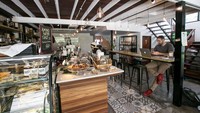 Phil Coffee Company memiliki interior sederhana yang sangat homey. Kue-kue homemade dan teh yang di seduh dengan sempurna di kafe ini sangat patut untuk dicoba.