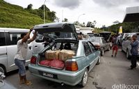 Orang mengangkut barang menggunakan mobilnya.