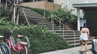 Roots Coffee Roasters memiliki konsep unik. Pelanggan dapat membayar berapapun jumlah yang mereka anggap sesuai. Jika Anda penyuka kopi, Anda harus mencoba kopi berkualitas di kafe ini.