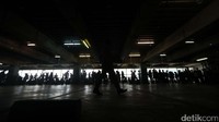 Pihak Nike membatasi pengunjung yang masuk ke toko, mereka yang belum ke toko menunggu di parkiran.