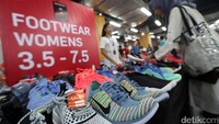 Pengunjung tengah memilih sepatu.