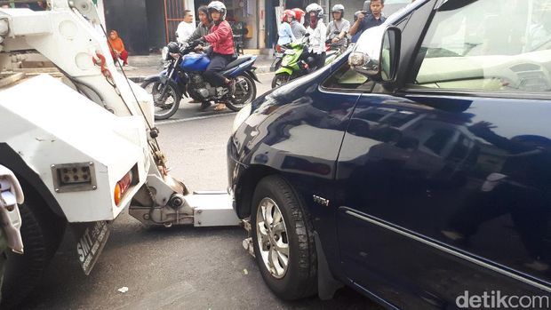 Tiga mobil diderek petugas karena parkir di atas trotoar