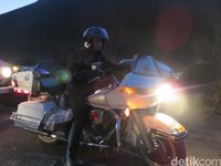Ferry Maryadi Naik Harley-Davidson di Pasir Bromo