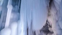 Betapa menakjubkannya stalaktit serta stalagamitnya yang selalu tampak putih berlapis es (Peng Shi/BBC)