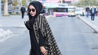 Sebagai desainer, Anniesa kerap ke luar negeri. Ini posenya dengan kacamata hitam dan pakaian serba hitam (Foto: Dok. Instagram Anniesa Hasibuan)
