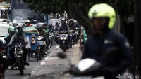 Para pengendara sepeda motor nekat menerobos trotoar di Jalan Dewi Sartika, Jakarta Timur (23/8/2017).
