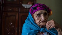 Djena Benzahra (74) terpaksa punya tato saat berusia 9 tahun karena desakan ibunya. Sang ibu menginginkannya tampil cantik. Semua gadis seusianya bertato, kata ibunya (Zohra Bensemra/Reuters)