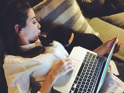 Gadis Cantik Ini Raup Puluhan Miliar Berkat YouTube