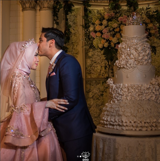 Momen cium kening diambil saat proses potong kue pernikahan. Aura kebahagiaan memancar di wajah Medina Zein dan Lukman. Foto: Dok. Instagram @medinazein