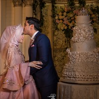 Momen cium kening diambil saat proses potong kue pernikahan. Aura kebahagiaan memancar di wajah Medina Zein dan Lukman. Foto: Dok. Instagram @medinazein