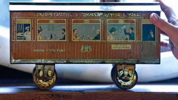 Kaleng dengan bentuk bus