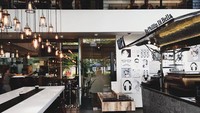 D’ark Cafe sangat cocok untuk Anda yang ingin menikmati minuman berkafein dengan suasana yang cantik. Di sini Anda akan dimanjakan dengan banyak pilihan pastry.