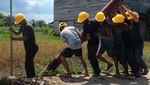Foto: Perjuangan Terangi Pelosok Riau, Arungi Sungai Hingga Masuk Lubang