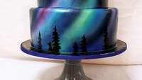  Aurora jadi fenomena alam yang banyak diincar orang. Keindahan pancaran cahaya aurora menghiasi cake ini.