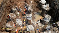 Pembangunannya dibagi menjadi dua tahap dengan tiap-tiap tahapan terdiri atas tiga lintas pelayanan. Tahap pertama Cibubur-Cawang, Bekasi Timur-Cawang, Cawang-Dukuh Atas. Tahap kedua, Cibubur-Bogor, Dukuh Atas-Palmerah-Senayan, dan Palmerah-Grogol.
