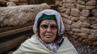 Khadra Kabssi (74) ditato saat berusia 21 oleh sepupunya setelah kemerdekaan Aljazair dari Prancis. Ia mengaku hanya ingin tampil cantik untuk kemerdekaan negaranya dan semua gadis seusianya bertato. Pada waktu itu ia masih sangat muda, pikirannya jauh dari melakukan dosa, ia mengaku hanya ingin merasa cantik (Zohra Bensemra/Reuters)