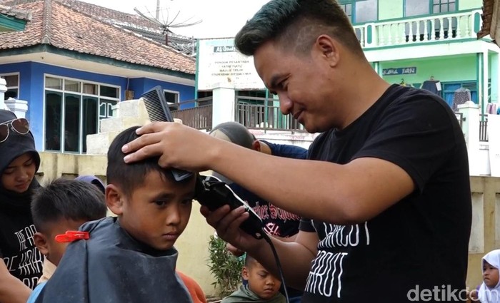 Tukang Cukur di Garut Blusukan ke Sekolah Dasar