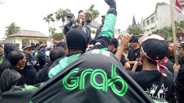 Ribuan driver taksi dan ojek online menggelar aksi damai di halaman kantor Dewan Perwakilan Rakyat Daerah (DPRD) Sumatera Selatan.