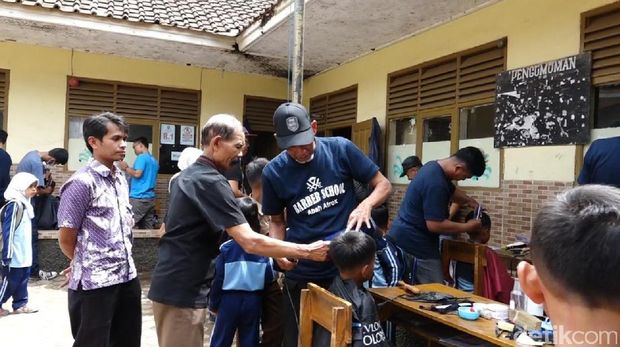 Tukang Cukur di Garut Blusukan ke Sekolah Dasar