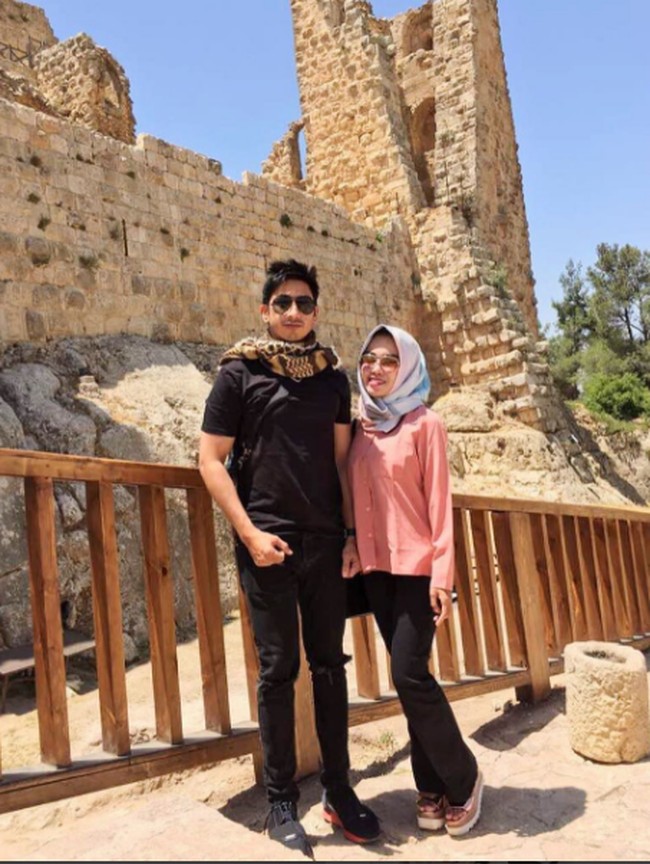 Ini momen di mana Lukman menemani Medina Zein saat ada bisnis di Yordania. Mereka terlihat serasi dan mesra.  Foto: Dok. Instagram @medinazein