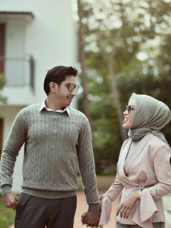 Momen mesra lainnya ditangkap ketika foto pre-wedding. Mereka saling menatap dan tersenyum satu sama lain. Foto: Dok. Instagram @medinazein