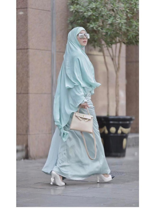 Syahrini dalam aksi OOTD-nya dengan gamis berwarna pastel dan sepatu Chanel. Alhamdulilah Ya Rob !!! tulis dia di Instagram. (Foto: Instagram)