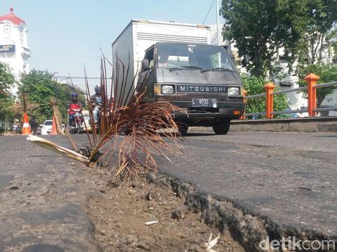Jalan berlubang sebelum ditambal/