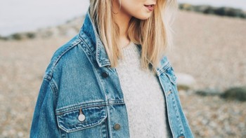 Dia adalah Zoe Sugg atau di internet lebih dikenal dengan nama Zoella. Dia asal Inggris. Foto: Instagram
