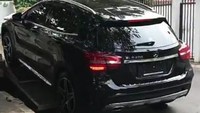 Inilah Mercy GLA 200 warna hitam yang dibeli Maia untuk putra bungsunya, Dul yang berultah ke -17. Foto: Insta Story @maiathequeen