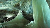 Gua ini merupakan salah satu destinasi favorit para turis. Di dalam gua ini, para turis bisa menjelajah gua hingga berbagai tingkatan ruangan (Paul Glendell/ Alamy/ BBC)