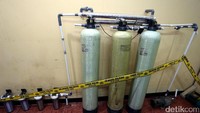Polisi juga menyita alat penyaring ultaviolet. Alat tersebut digunakan untuk menyaring air yang diambil dari sumur.