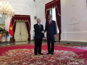 Dentuman Meriam Sambut Sekjen Partai Komunis Vietnam di Istana