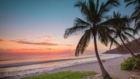 Pulau Reunion dianggap sebagian traveler dunia memiliki kecantikan alam melebihi Maladewa di Samudra Hindia. Pulau yang masih menjadi wilayah Prancis ini memiliki panorama alam berupa gunung-gunung yang hijau dan indah. Ada pula gunung berapi yang masih aktif yakni, Piton de la Fournaise. Traveler bisa bertualang di sini menggunakan kano, arung jeram, juga paralayang di atas pantai berpasir putih dan hitam asli Reunion (Foto: Vicente Villamon/CNN Travel)