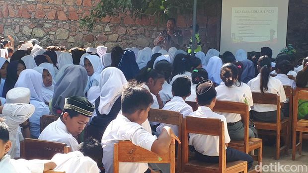 Suasana kelas wawasan nusantara di SMU Nuruf Falah, Timor Tengah Utara, NTT.