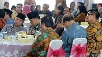 Ketua MA Hatta Ali (kanan) duduk satu meja dengan Ketua MK Arief Hidayat (kedua kiri) dan Ketua KPK Agus Rahardjo (kiri).