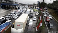 Kemacetan terjadi di tol Cikampek antara Bekasi Barat hingga Cawang, Rabu (23/8).