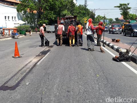Jalan berlubang di jembatan Jalan Kebon Rojo ditambal/