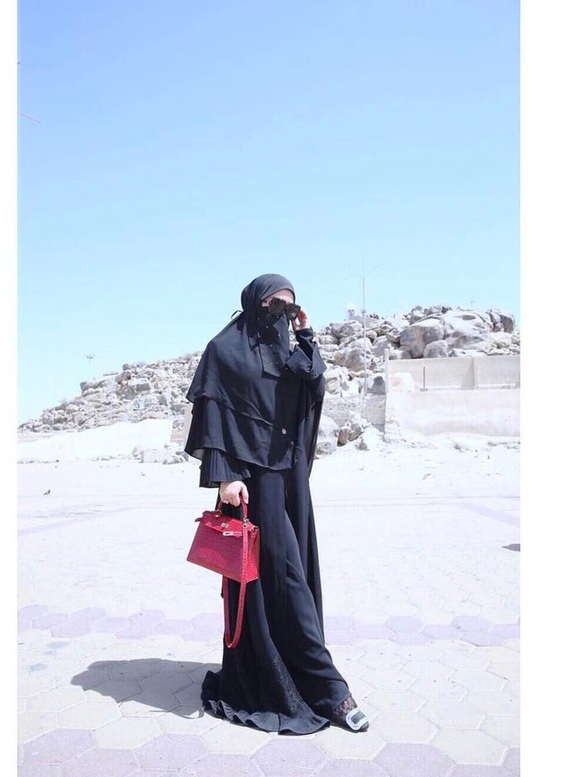 Gamis bercadar tampaknya menjadi busana wajib bagi penyanyi berjulukan Princess Syahrini ini. Giliran gamis hitam yang jadi pilihannya, berikut Hermes Kelly merah. (Foto: Instagram)