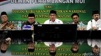 Menteri Pendidikan dan Kebudayaan Muhadjir Effendy (tengah) bersama Sekretaris Jenderal Kementerian Riset, Teknologi dan Pendidikan Tinggi Ainun Naim (kedua kanan), Sekretaris Dewan Pertimbangan MUI Didin Hafiduddin (kedua kiri), Wakil Sekretaris Dewan Pertimbangan MUI Nasir Zubaidi (kiri) dan Bendahara Dewan Pertimbangan MUI Noor Ahmad (kanan) memberikan paparannya saat rapat pleno ke-19 Dewan Pertimbangan MUI di Jakarta, Rabu (23/8/2017).