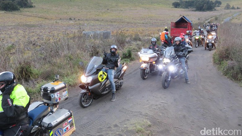 Poppy Sovia Tunggangi Moto Guzzi di Pasir Berbisik Bromo Foto: Ruly Kurniawan/ detikHOT Poppy Sovia Tunggangi Moto Guzzi di Pasir Berbisik Bromo Foto: Ruly Kurniawan/ detikHOT