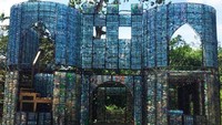 Rumah ramah lingkungan juga di desain bergaya modern (Dok The Plastic Bottle Village)