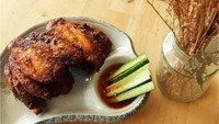 Selintas tampilan buffalo wings di Little Part One Cafe tidak menarik selera. Warnanya cokelat gelap seperti gosong. Tapi soal rasa, chicken wings berpadu enak dengan Thai chilli sauce yang jadi pendampingnya. Foto: Istimewa