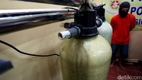 Alat penyaring ultaviolet yang digunakan para pelaku untuk menyarang air.