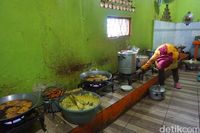 Dapur tempat memasak sayur asem RM. H. Masa.